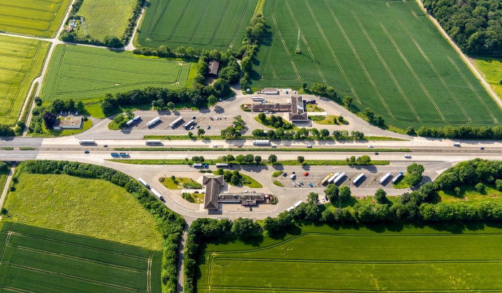 Luftbild Soest - Autobahn Raststätte am Rand des Verlaufes der Autobahn BAB 44 in Soest im Bundesland Nordrhein-Westfalen, Deutschland