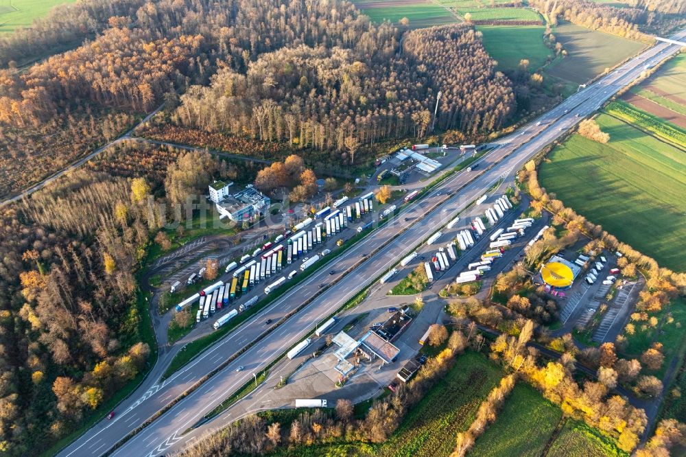 Appenweier von oben - Autobahn Raststätte Renchtal am Rand des Verlaufes der Autobahn BAB A5 mit Aral Tankstelle in Appenweier im Bundesland Baden-Württemberg, Deutschland