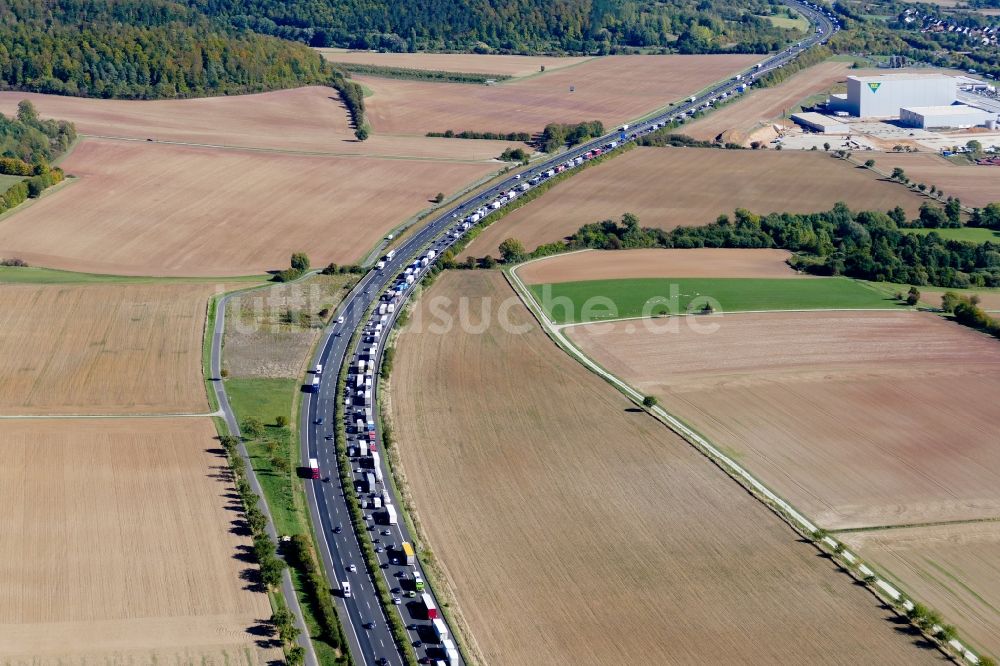 Hann. Münden aus der Vogelperspektive: Autobahn- Stau im Streckenverlauf der Autobahn A 7 in Hann. Münden im Bundesland Niedersachsen, Deutschland