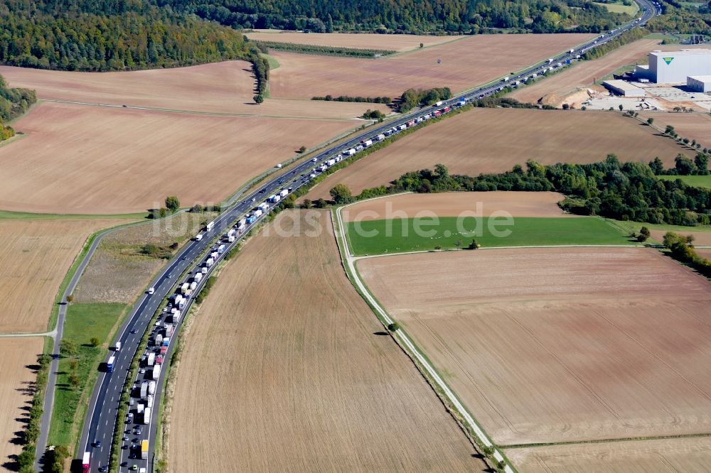 Luftbild Hann. Münden - Autobahn- Stau im Streckenverlauf der Autobahn A 7 in Hann. Münden im Bundesland Niedersachsen, Deutschland