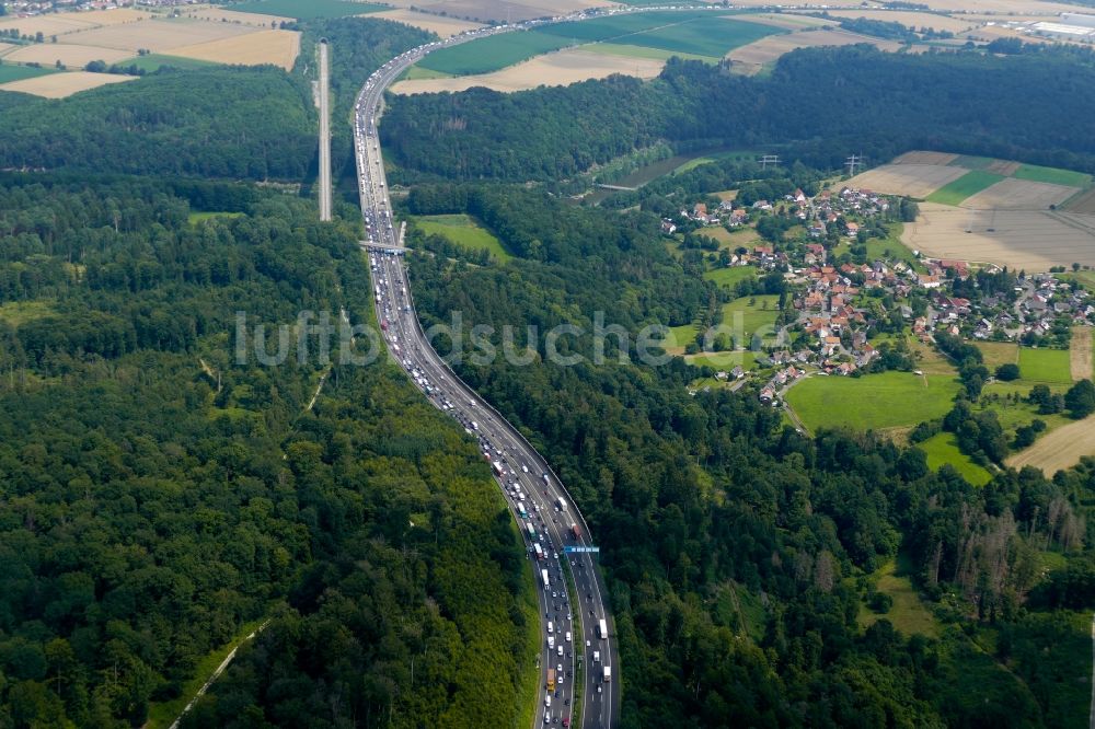 Hann. Münden von oben - Autobahn- Stau im Streckenverlauf der Autobahn A 7 in Hann. Münden im Bundesland Niedersachsen, Deutschland
