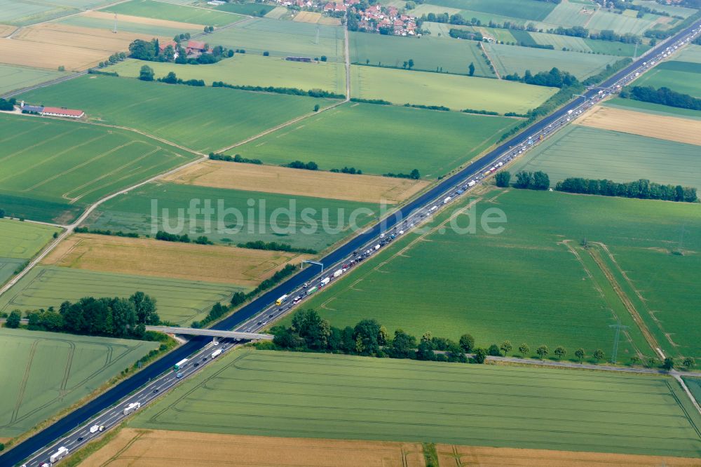 Luftaufnahme Rosdorf - Autobahn- Stau im Streckenverlauf der Autobahn A7 in Rosdorf im Bundesland Niedersachsen, Deutschland