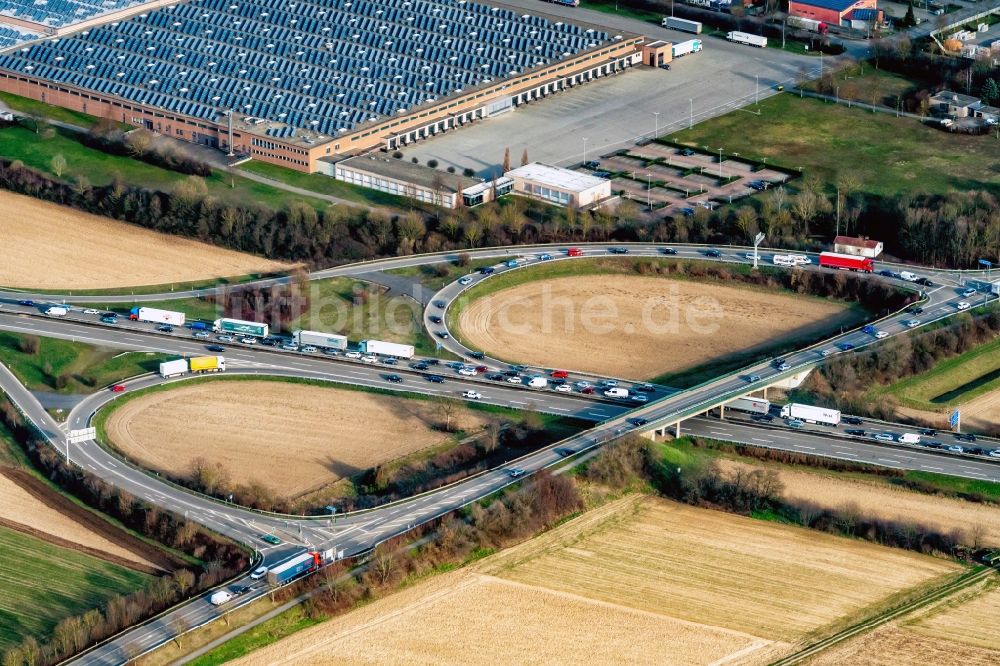 Luftaufnahme Mahlberg - Autobahn- Stau im Streckenverlauf der BAB A5 Ausfahrt Ettenheim in Mahlberg im Bundesland Baden-Württemberg, Deutschland