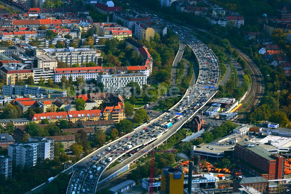 Berlin von oben - Autobahn- Stau im Streckenverlauf der BAB A100 in Berlin, Deutschland