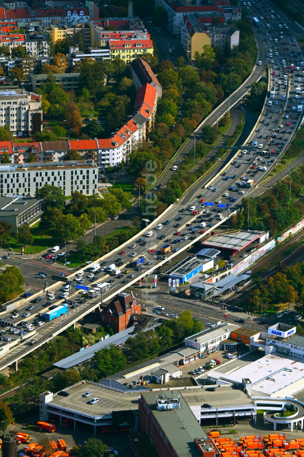 Berlin aus der Vogelperspektive: Autobahn- Stau im Streckenverlauf der BAB A100 in Berlin, Deutschland