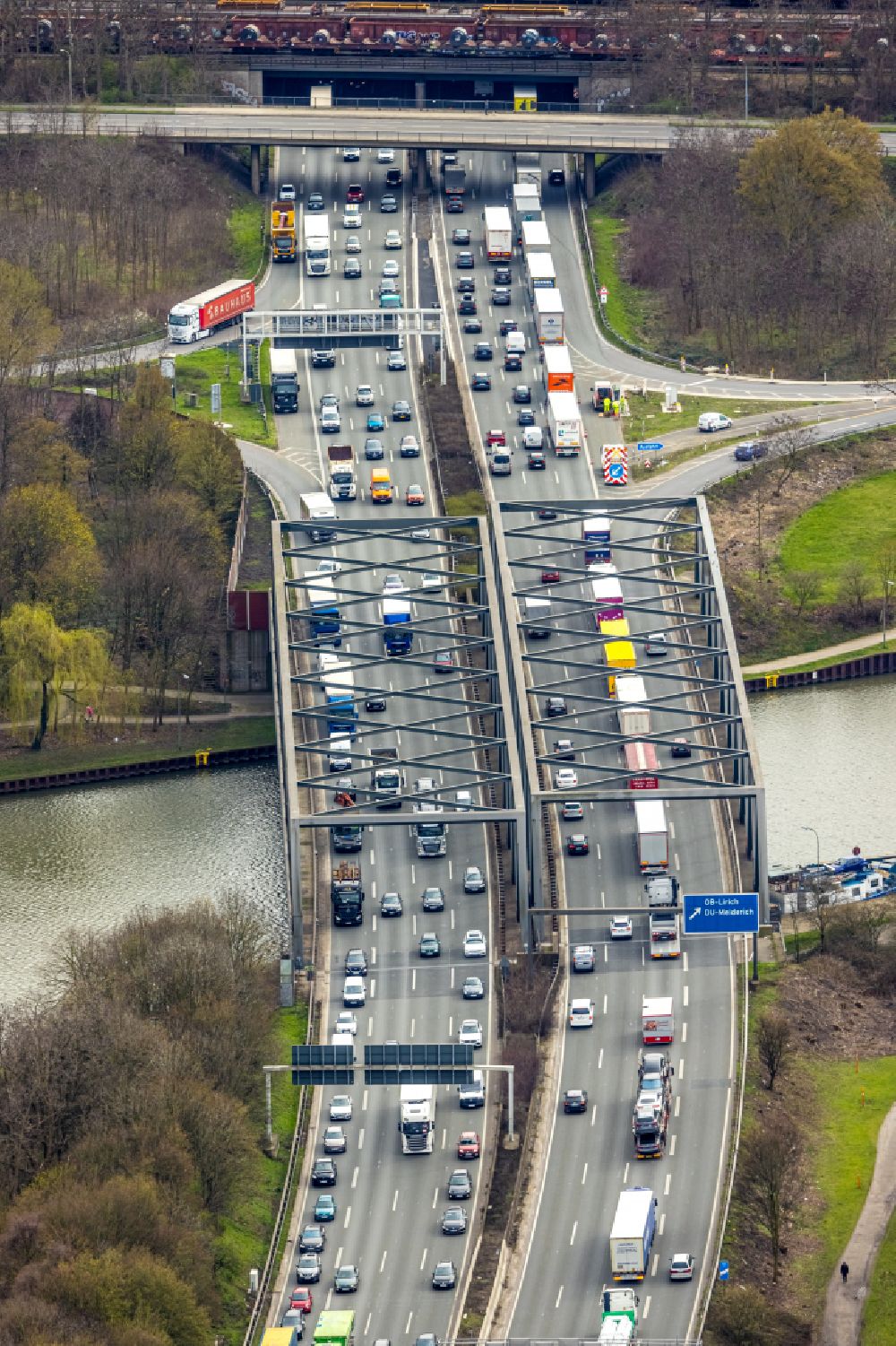 Duisburg aus der Vogelperspektive: Autobahn- Stau im Streckenverlauf der BAB A59 in Duisburg im Bundesland Nordrhein-Westfalen, Deutschland