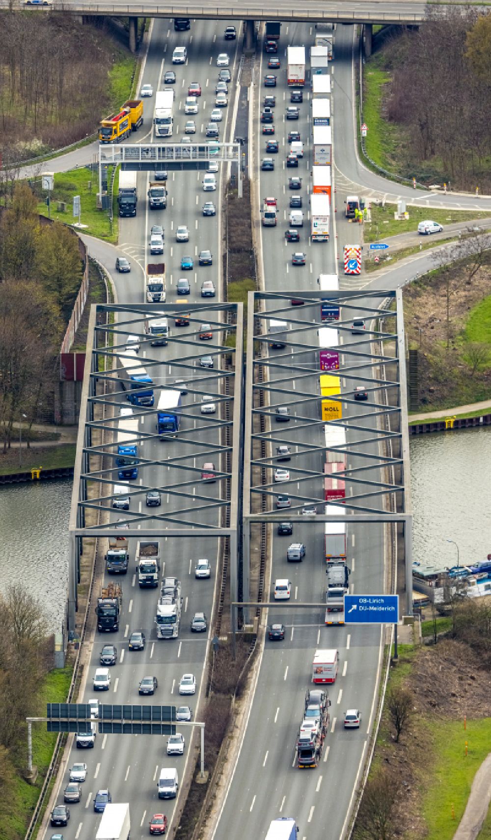 Luftbild Duisburg - Autobahn- Stau im Streckenverlauf der BAB A59 in Duisburg im Bundesland Nordrhein-Westfalen, Deutschland