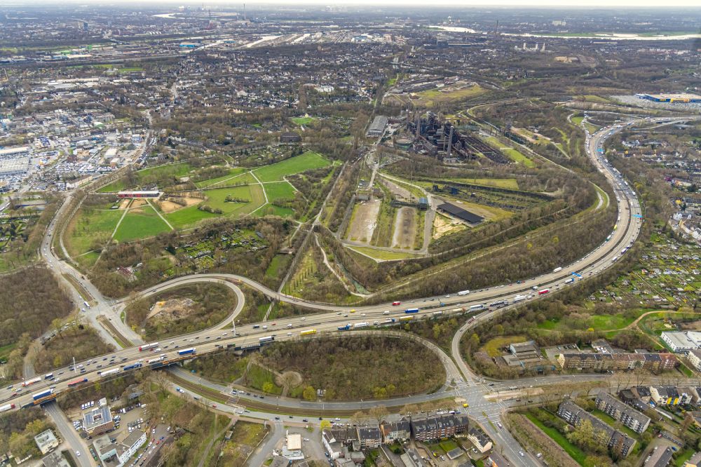 Duisburg von oben - Autobahn- Stau im Streckenverlauf der BAB A59 in Duisburg im Bundesland Nordrhein-Westfalen, Deutschland