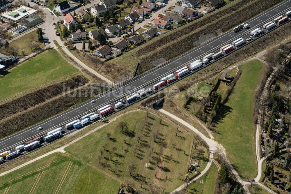 Luftbild Friolzheim - Autobahn- Stau im Streckenverlauf der BAB A8 in Friolzheim im Bundesland Baden-Württemberg, Deutschland