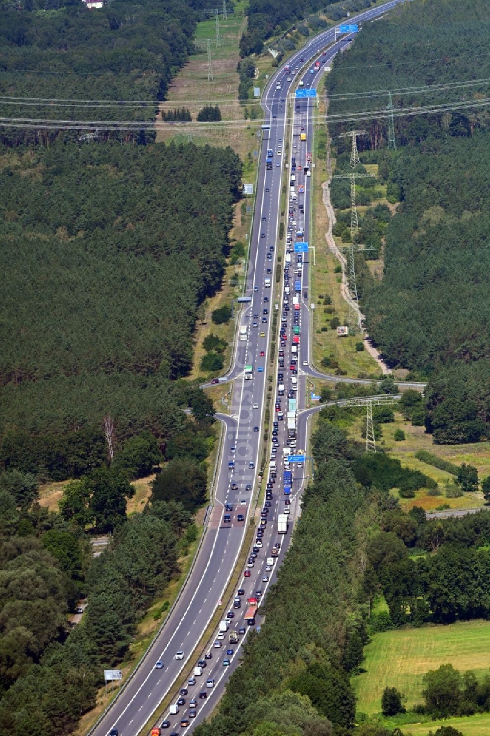 Hohenschöpping aus der Vogelperspektive: Autobahn- Stau im Streckenverlauf der BAB A111 in Hohenschöpping im Bundesland Brandenburg, Deutschland