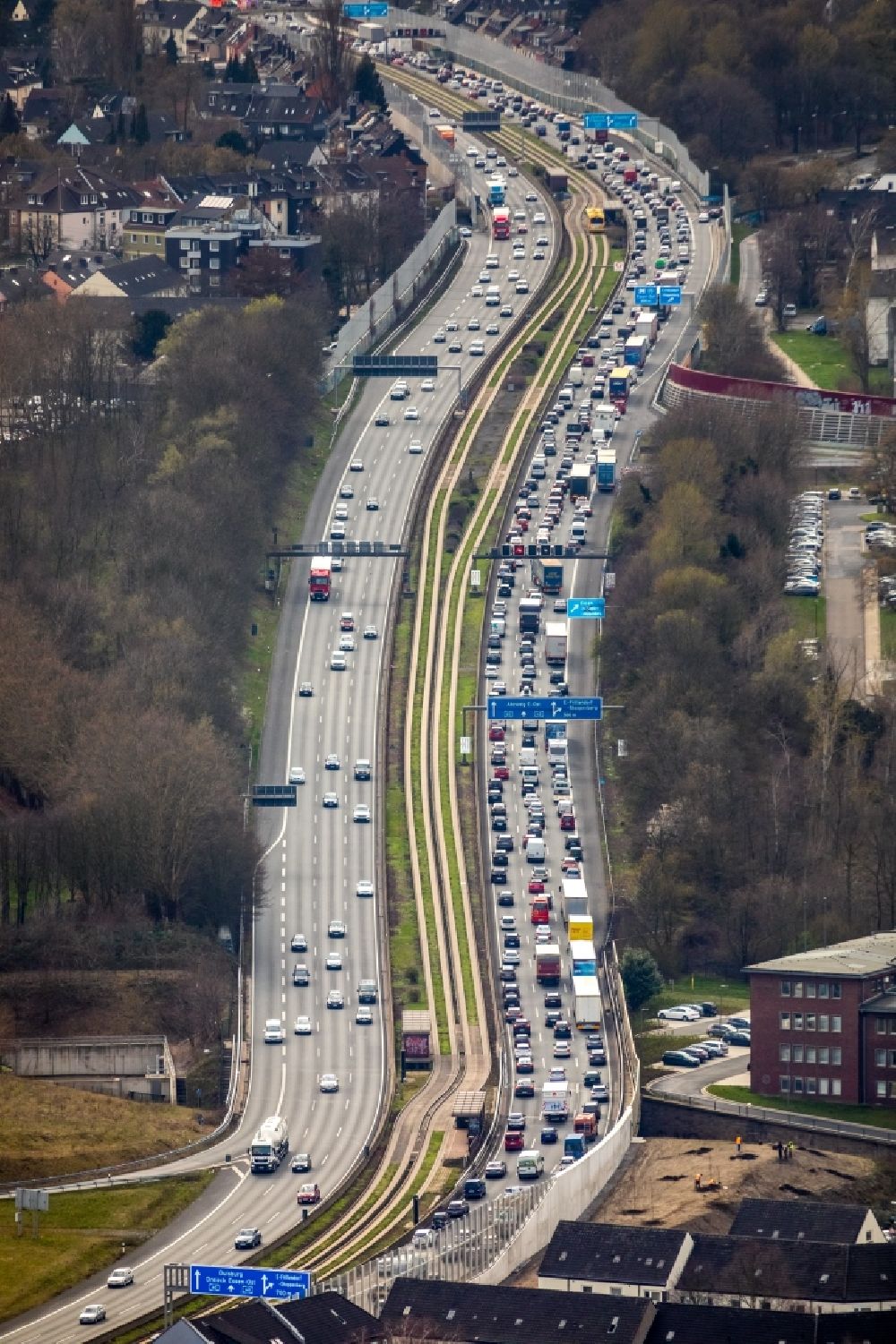 Luftbild Essen - Autobahn- Stau im Streckenverlauf der BAB A40 - A52 im Ortsteil Frillendorf in Essen im Bundesland Nordrhein-Westfalen, Deutschland
