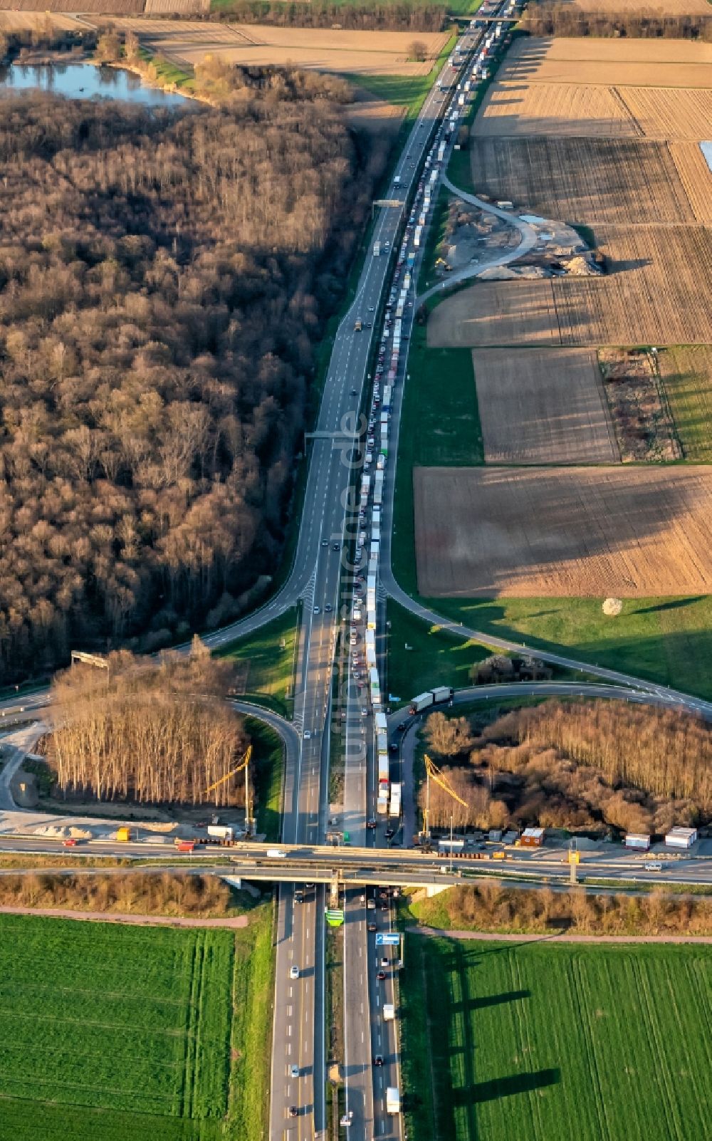 Luftaufnahme Ringsheim - Autobahn- Stau im Streckenverlauf der BAB 5 in Ringsheim im Bundesland Baden-Württemberg, Deutschland
