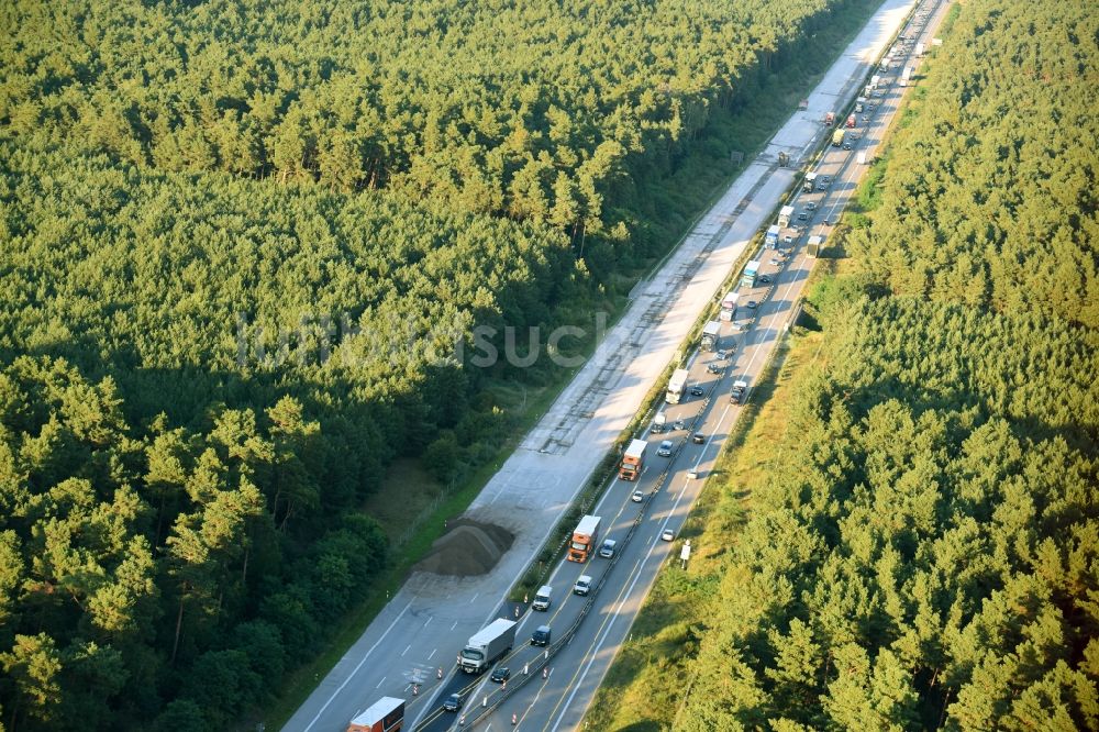 Ziesar aus der Vogelperspektive: Autobahn- Stau im Streckenverlauf der BAB A2 in Ziesar im Bundesland Brandenburg, Deutschland