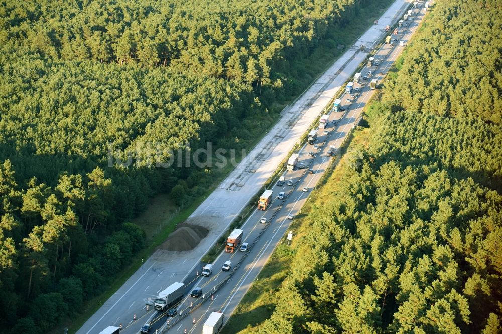 Luftbild Ziesar - Autobahn- Stau im Streckenverlauf der BAB A2 in Ziesar im Bundesland Brandenburg, Deutschland