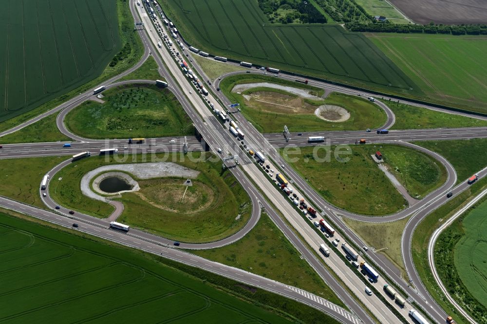 Luftbild Ilberstedt - Autobahn- Stau im Streckenverlauf der A14 bei der Abfahrt Bernburg in Ilberstedt im Bundesland Sachsen-Anhalt