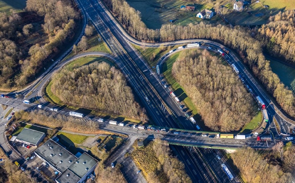 Luftaufnahme Lüdenscheid - Autobahn- Stau im Streckenverlauf der A45 an der Ausfahrt Lüdenscheid in Lüdenscheid im Bundesland Nordrhein-Westfalen, Deutschland