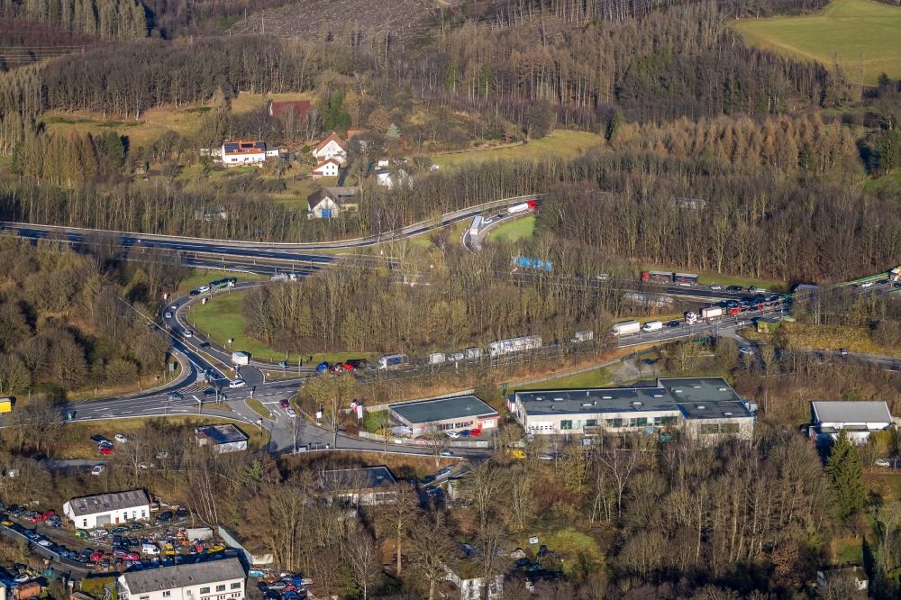Luftbild Lüdenscheid - Autobahn- Stau im Streckenverlauf der A45 an der Ausfahrt Lüdenscheid in Lüdenscheid im Bundesland Nordrhein-Westfalen, Deutschland