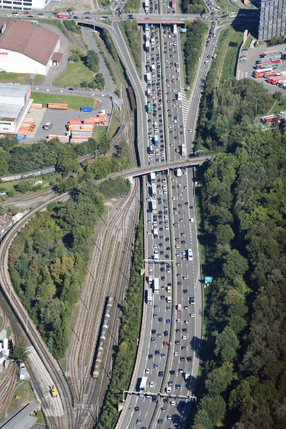 Pratteln aus der Vogelperspektive: Autobahn- Stau im Streckenverlauf der schweizer Autobahn A2 / A3 in Pratteln im Kanton Basel-Landschaft, Schweiz