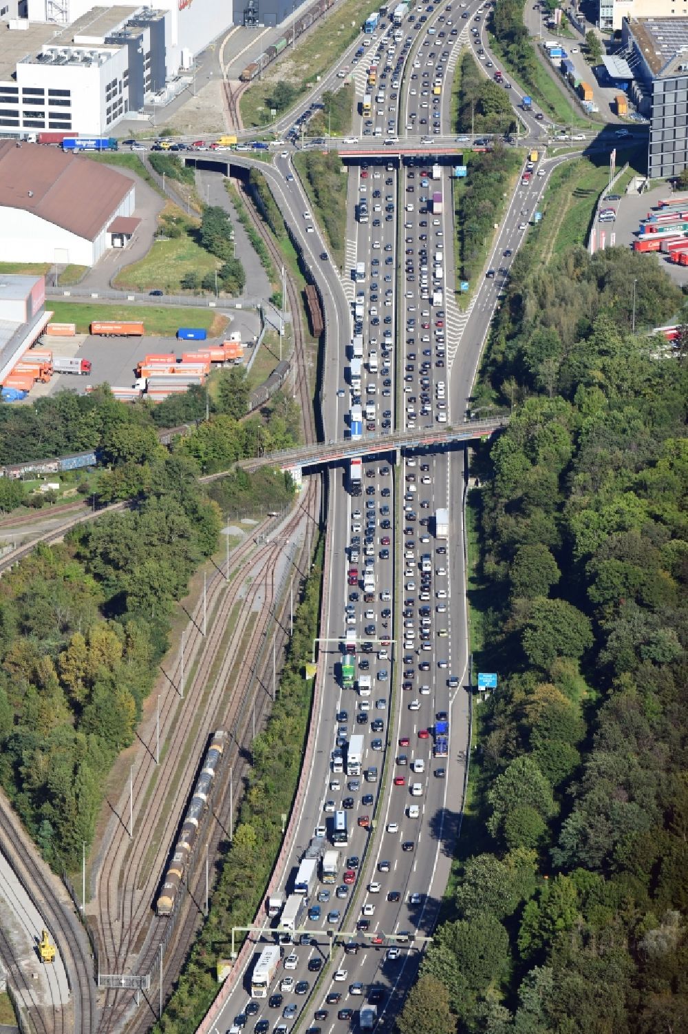 Luftbild Pratteln - Autobahn- Stau im Streckenverlauf der schweizer Autobahn A2 / A3 in Pratteln im Kanton Basel-Landschaft, Schweiz