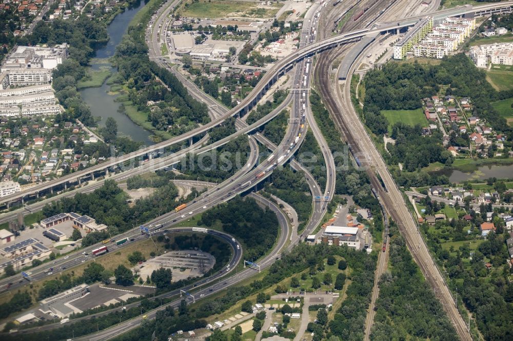 Luftaufnahme Wien - Autobahn- Streckenverlauf der Autobahn A23 Südosttangente am Knoten Kaisermühlen im Stadtteil Stadlau in Wien in Österreich