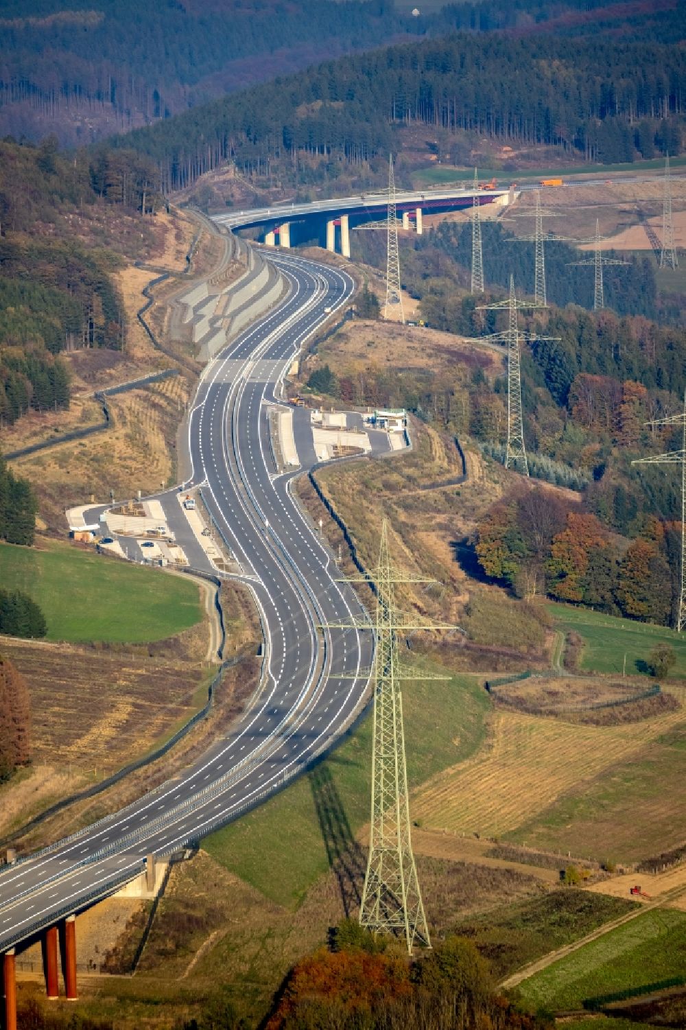 Luftaufnahme Bestwig - Autobahn- Streckenverlauf der Autobahnerweiterung A46 im Ortsteil Ostwig in Bestwig im Bundesland Nordrhein-Westfalen