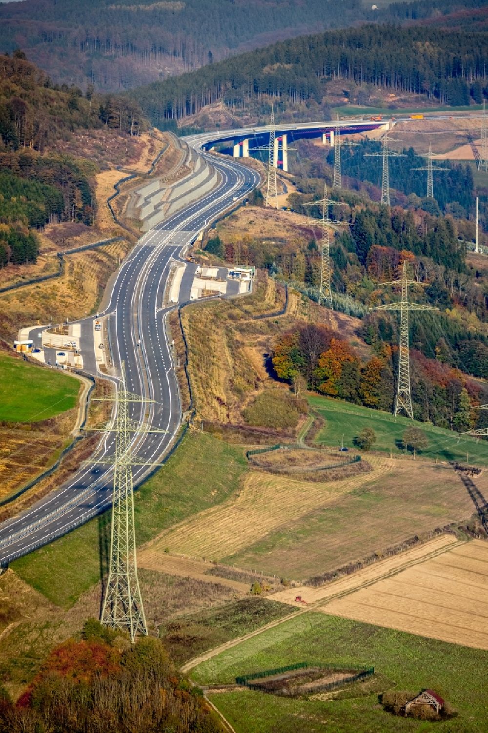 Bestwig von oben - Autobahn- Streckenverlauf der Autobahnerweiterung A46 im Ortsteil Ostwig in Bestwig im Bundesland Nordrhein-Westfalen