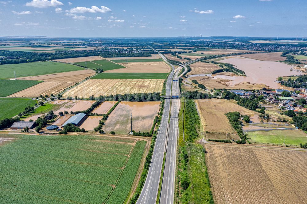Blessem von oben - Autobahn- Streckenverlauf der BAB A61 in Blessem im Bundesland Nordrhein-Westfalen, Deutschland