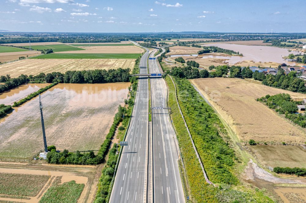 Blessem aus der Vogelperspektive: Autobahn- Streckenverlauf der BAB A61 in Blessem im Bundesland Nordrhein-Westfalen, Deutschland
