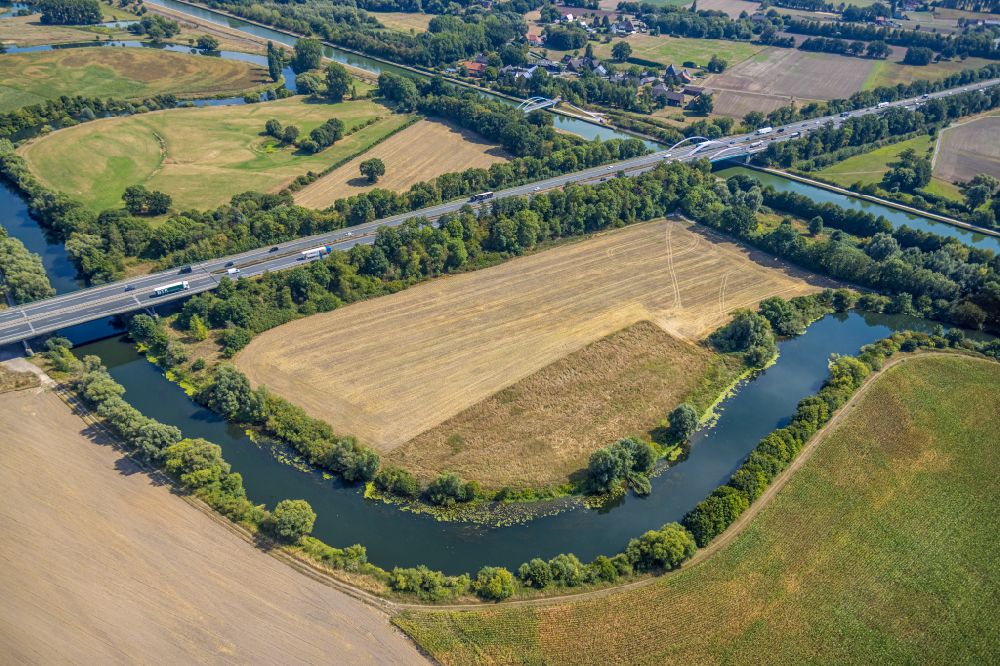 Rünthe von oben - Autobahn- Streckenverlauf der BAB A1 mit Lippe und Datteln-Hamm-Kanal in Rünthe im Bundesland Nordrhein-Westfalen, Deutschland