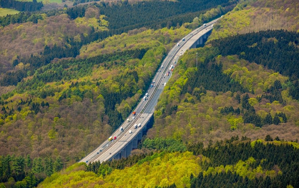 Luftaufnahme Warburg - Autobahn- Streckenverlauf der BAB A44 im Ortsteil Orpethal in Warburg im Bundesland Nordrhein-Westfalen, Deutschland