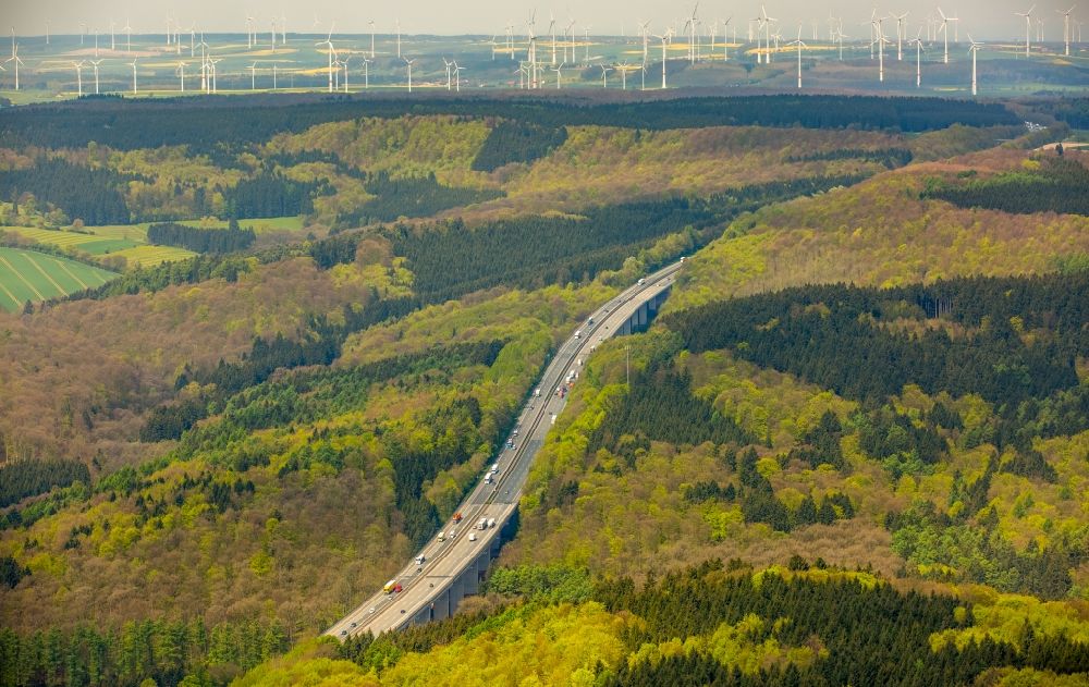 Warburg von oben - Autobahn- Streckenverlauf der BAB A44 im Ortsteil Orpethal in Warburg im Bundesland Nordrhein-Westfalen, Deutschland