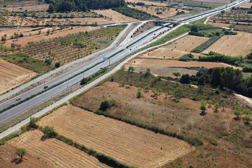 Inca aus der Vogelperspektive: Autobahn- Streckenverlauf der MA-13 bei Inca in Mallorca auf der balearischen Mittelmeerinsel Mallorca, Spanien