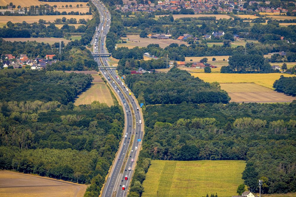 Luftaufnahme Bergkamen - Autobahn- Streckenverlauf der A1 in Bergkamen im Bundesland Nordrhein-Westfalen, Deutschland