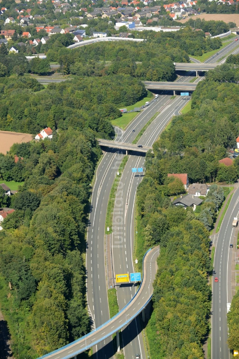 Bad Oeynhausen von oben - Autobahn- Streckenverlauf der Bundesautobahn A30 im Bereich des Kreuz Bad Oeynhausen im Osten von Bad Oeynhausen im Bundesland Nordrhein-Westfalen