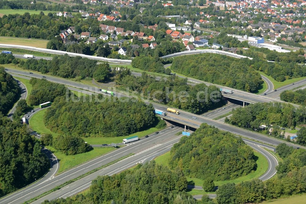Bad Oeynhausen von oben - Autobahn- Streckenverlauf der Bundesautobahn A30 im Bereich des Kreuz Bad Oeynhausen im Osten von Bad Oeynhausen im Bundesland Nordrhein-Westfalen