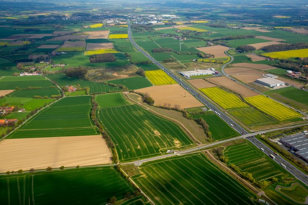Westerbönen aus der Vogelperspektive: Autobahn- Streckenverlauf der Bundesautobahn A2 zwischen landwirtschaftlichen Feldern in Westerbönen im Bundesland Nordrhein-Westfalen