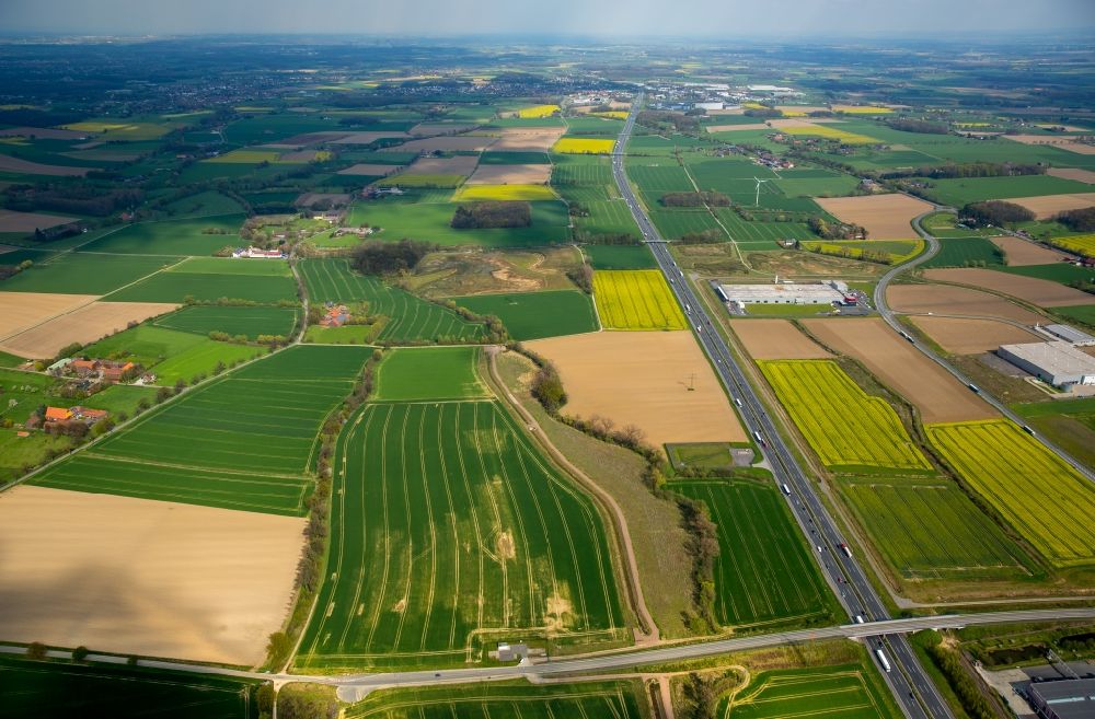 Luftbild Westerbönen - Autobahn- Streckenverlauf der Bundesautobahn A2 zwischen landwirtschaftlichen Feldern in Westerbönen im Bundesland Nordrhein-Westfalen