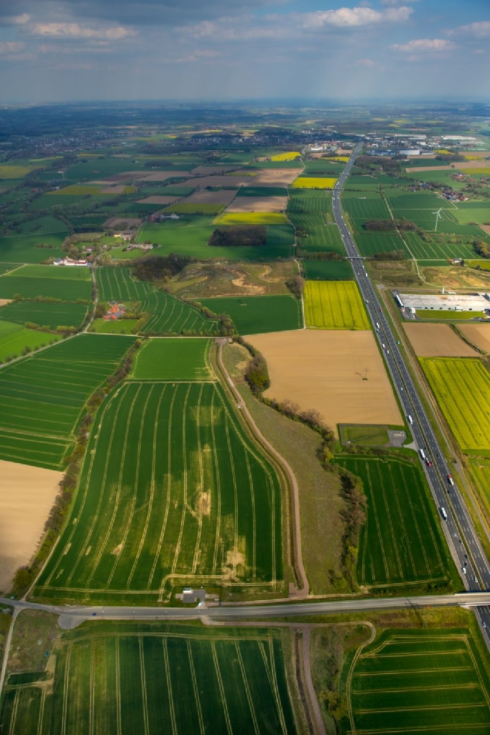 Luftaufnahme Westerbönen - Autobahn- Streckenverlauf der Bundesautobahn A2 zwischen landwirtschaftlichen Feldern in Westerbönen im Bundesland Nordrhein-Westfalen