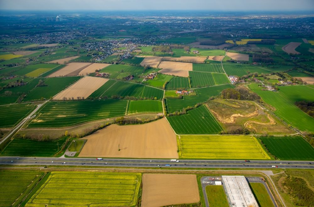 Westerbönen von oben - Autobahn- Streckenverlauf der Bundesautobahn A2 zwischen landwirtschaftlichen Feldern in Westerbönen im Bundesland Nordrhein-Westfalen