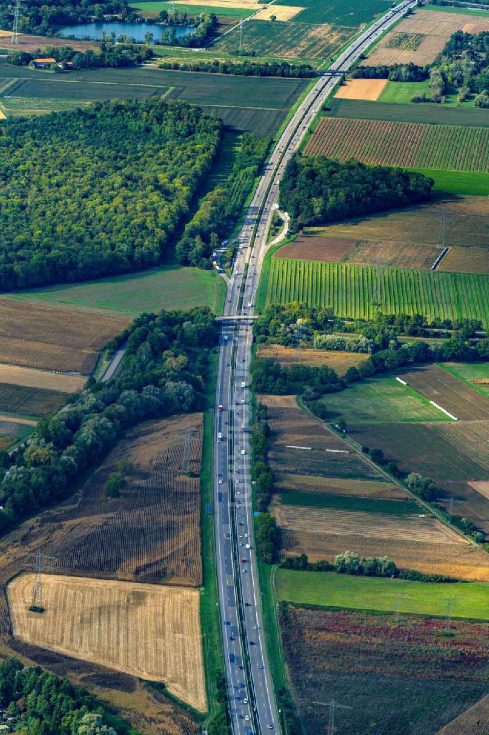Luftbild Riegel am Kaiserstuhl - Autobahn- Streckenverlauf der der Bundesautobahn A5 in Riegel am Kaiserstuhl im Bundesland Baden-Württemberg, Deutschland