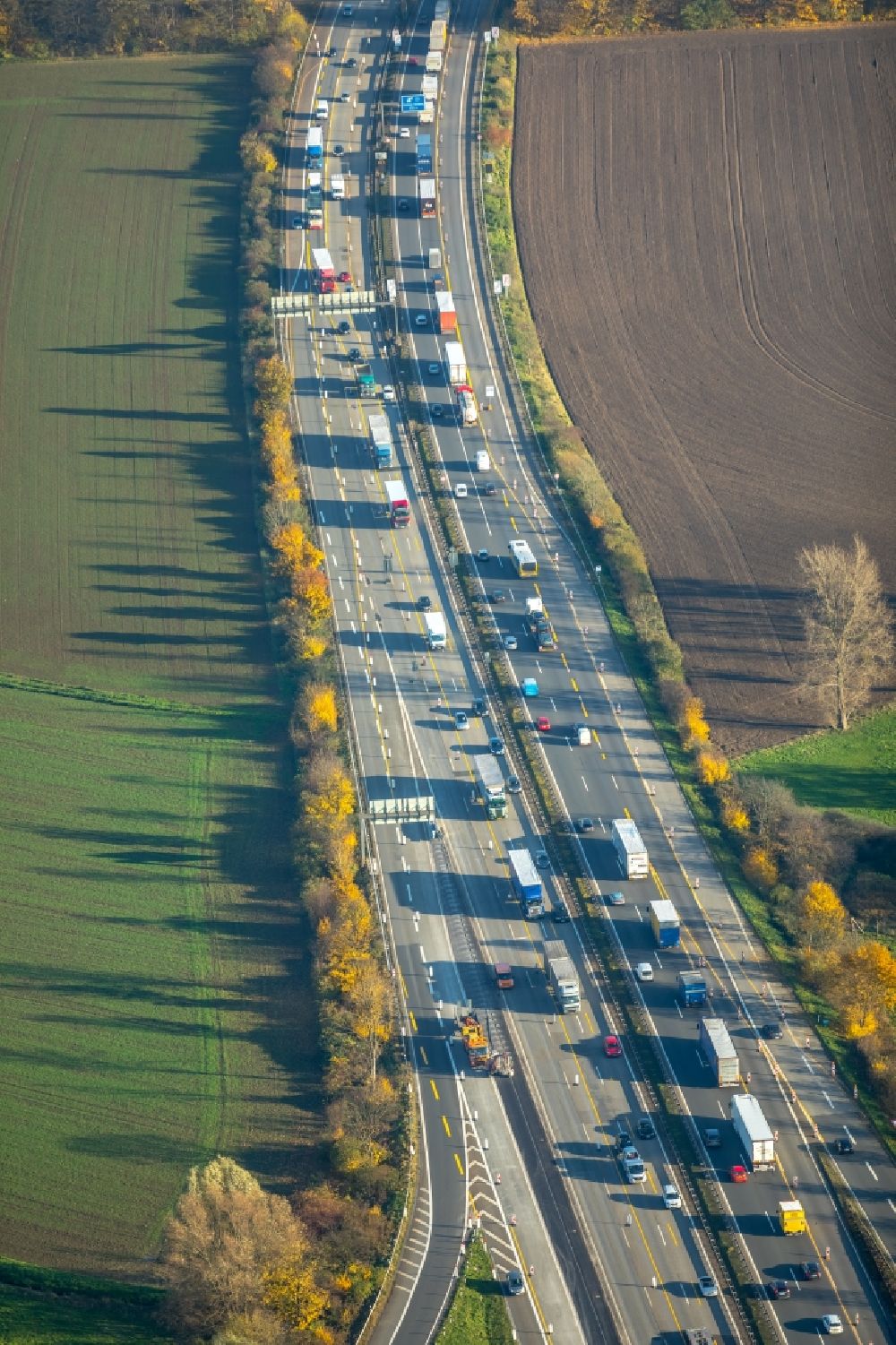 Duisburg aus der Vogelperspektive: Autobahn- Streckenverlauf der A40 in Duisburg im Bundesland Nordrhein-Westfalen, Deutschland