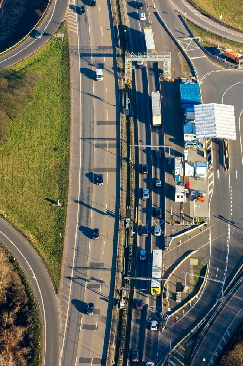 Luftbild Duisburg - Autobahn- Streckenverlauf der A40 mit LKW-Waage - dem A40 Wiegeplatz in Duisburg im Bundesland Nordrhein-Westfalen, Deutschland