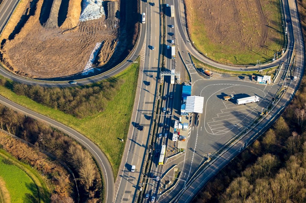 Luftaufnahme Duisburg - Autobahn- Streckenverlauf der A40 mit LKW-Waage - dem A40 Wiegeplatz in Duisburg im Bundesland Nordrhein-Westfalen, Deutschland