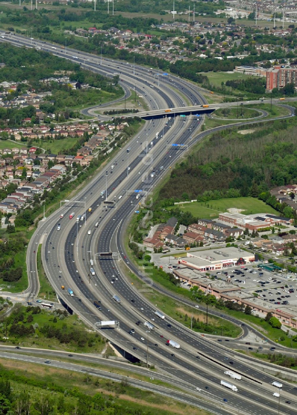 Toronto von oben - Autobahn- Streckenverlauf des Ontario 401 Expressway in Toronto in Ontario, Kanada