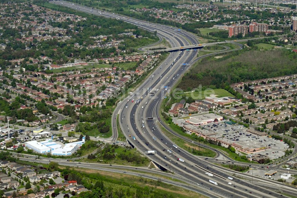 Luftbild Toronto - Autobahn- Streckenverlauf des Ontario 401 Expressway in Toronto in Ontario, Kanada