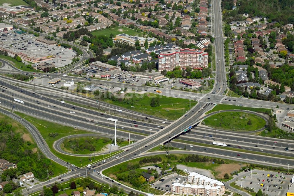 Toronto von oben - Autobahn- Streckenverlauf des Ontario 401 Expressway in Toronto in Ontario, Kanada