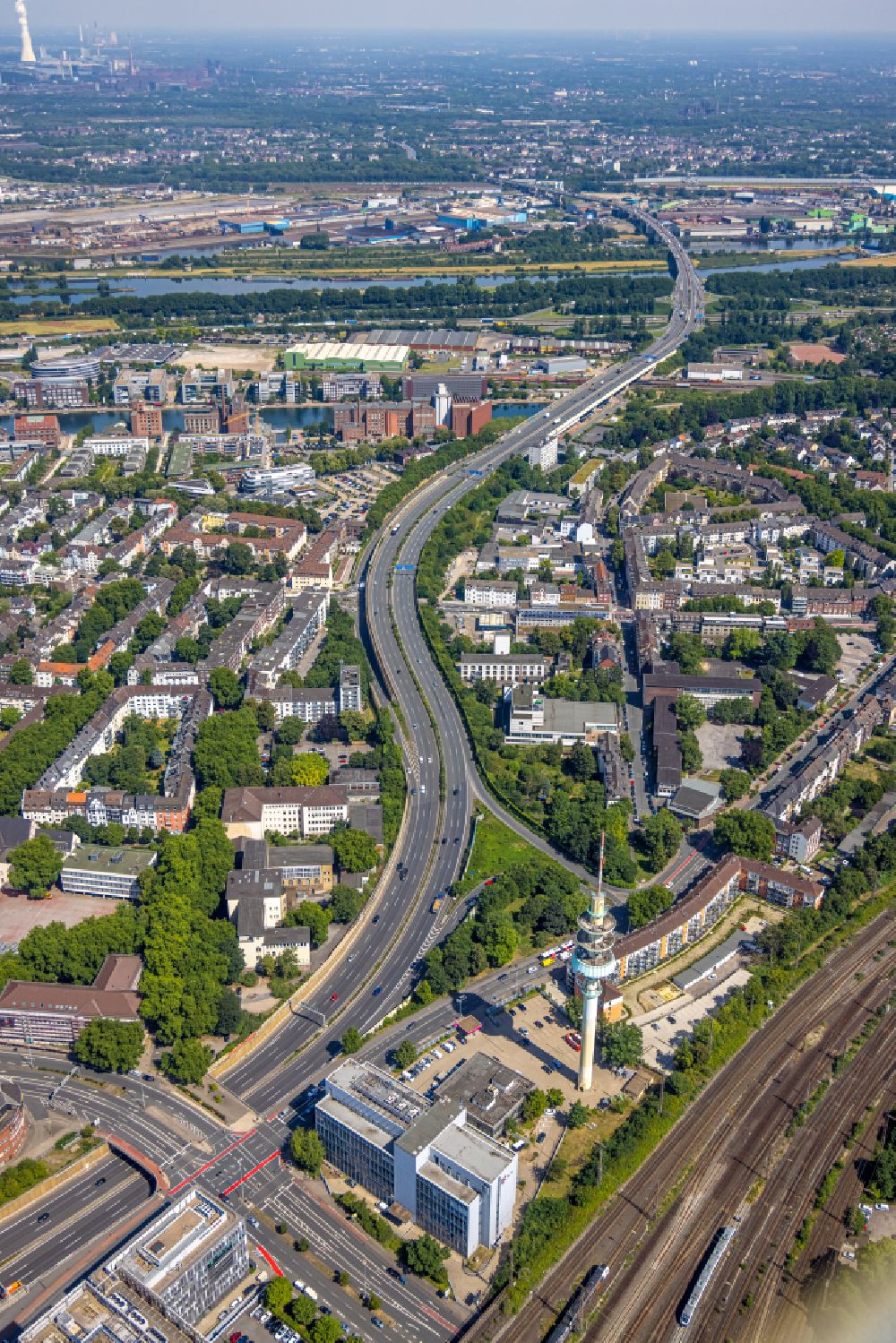 Luftbild Duisburg - Autobahn- Streckenverlauf der A59 im Ortsteil Zentrum in Duisburg im Bundesland Nordrhein-Westfalen, Deutschland