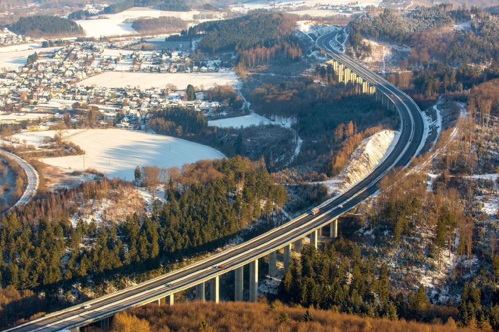 Arnsberg von oben - Autobahn- Streckenverlauf der A46 im Süden des schneebedeckten Oeventrop im Bundesland Nordrhein-Westfalen