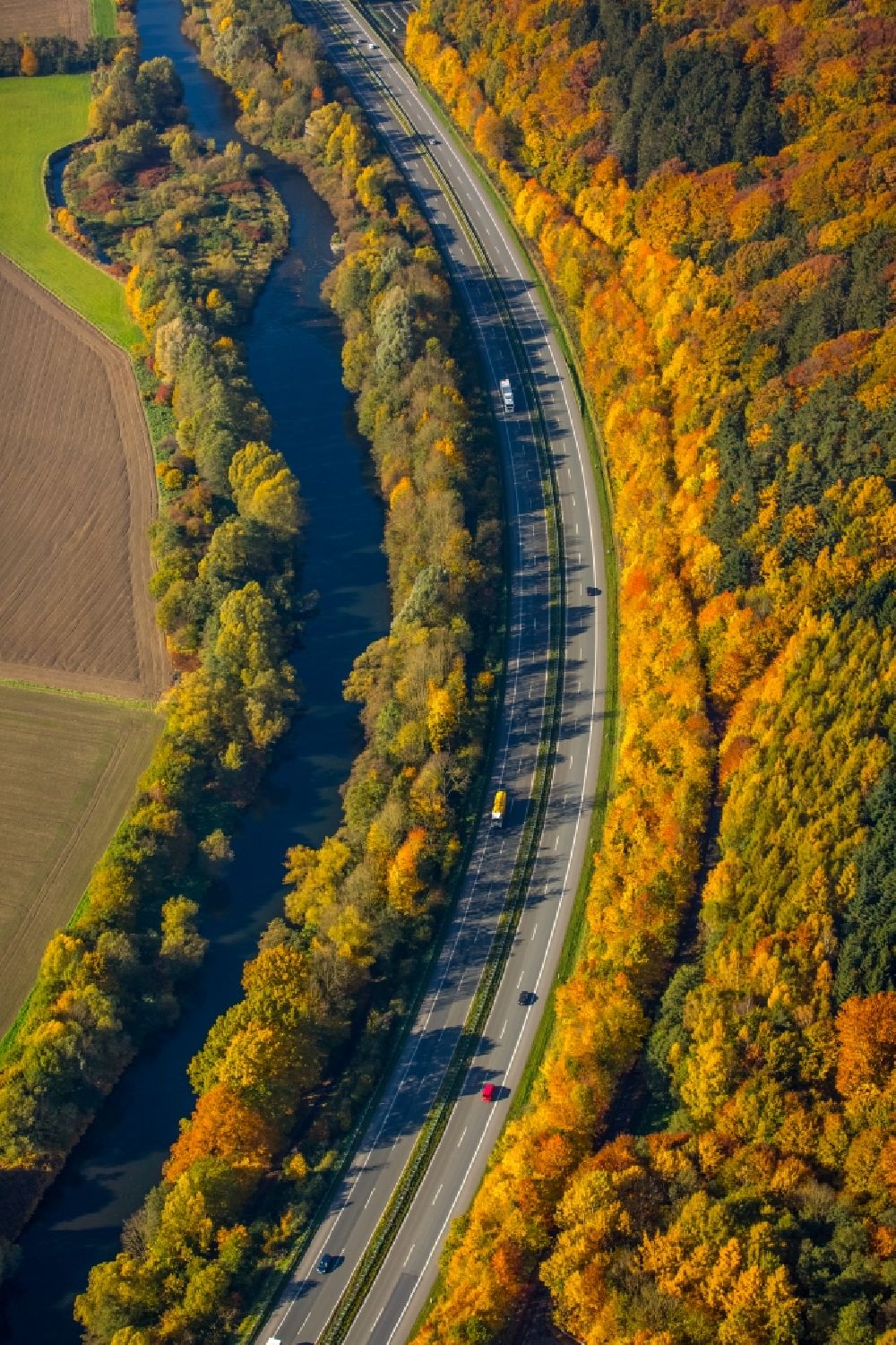 Neheim von oben - Autobahn- Streckenverlauf der A445 am Ufer der Ruhr in Neheim im Bundesland Nordrhein-Westfalen