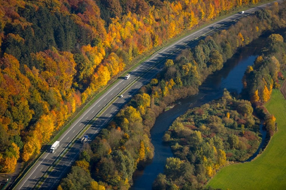 Neheim aus der Vogelperspektive: Autobahn- Streckenverlauf der A445 am Ufer der Ruhr in Neheim im Bundesland Nordrhein-Westfalen
